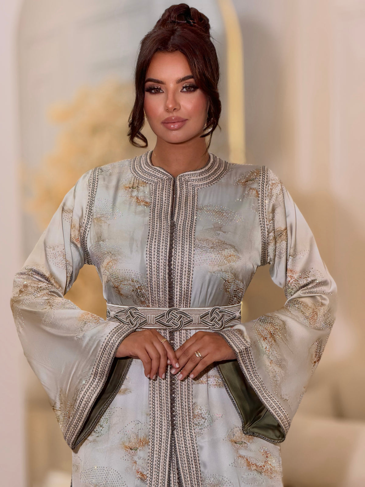 Elegant Lara Lebsa