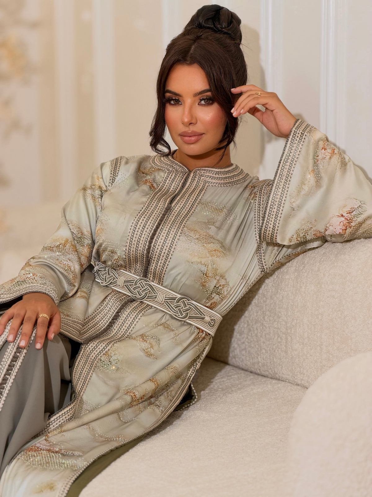 Elegant Lara Lebsa